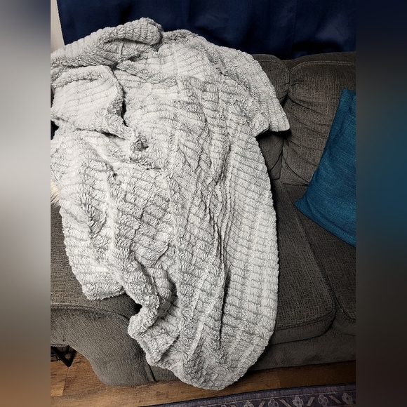 🍀Koolaburra By Ugg - Soft, Beautiful, Sherpa, Throw - Gray-sage color - Picture 3 of 4